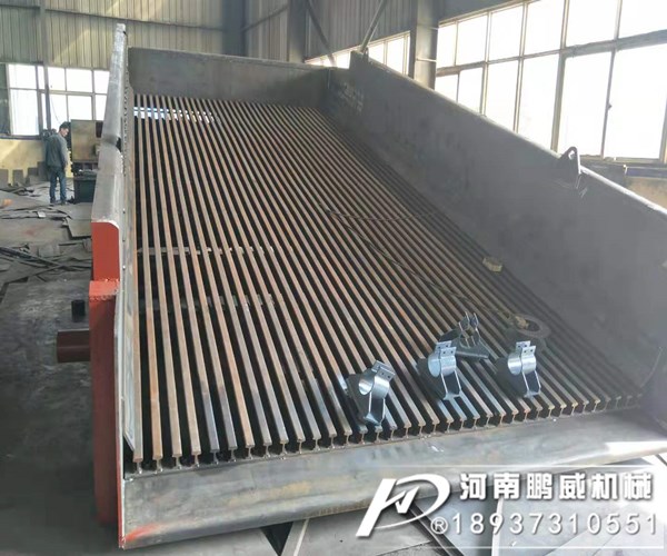 砂石振動篩為什么一個角下料多一個角小料少？?